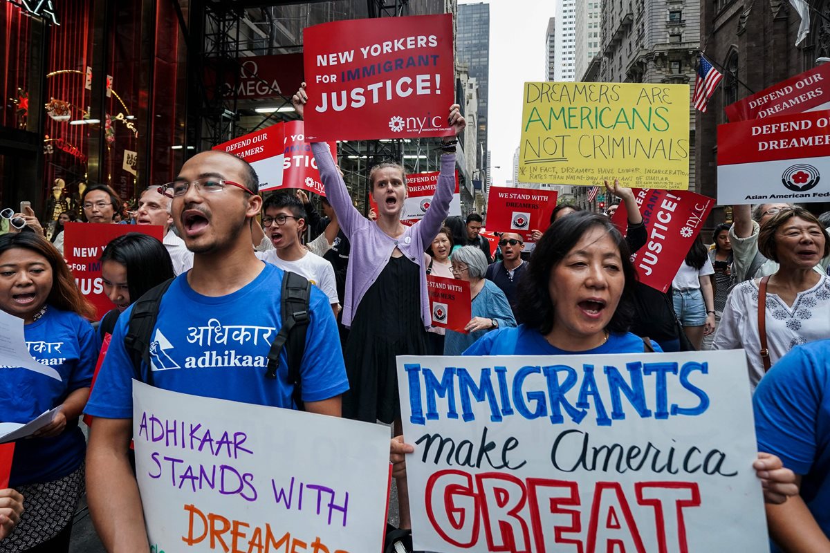 Activistas e inmigrantes exigen una solución integral migratoria en EE. UU., durante una protesta reciente en Nueva York. (Foto Prensa Libre: AFP)
