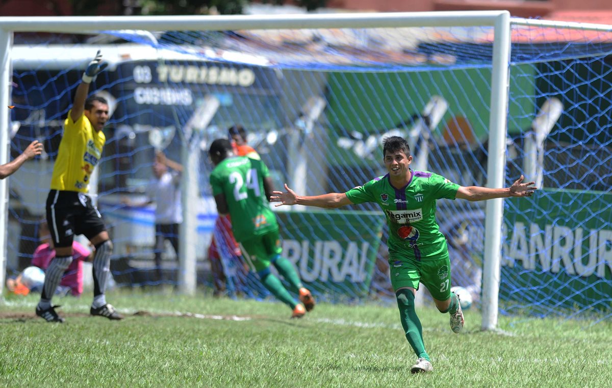 Alejandro Díaz festeja luego de anotar el segundo gol de Antigua GFC en el estadio La Asunción. (Foto Prensa Libre: Francisco Sánchez)