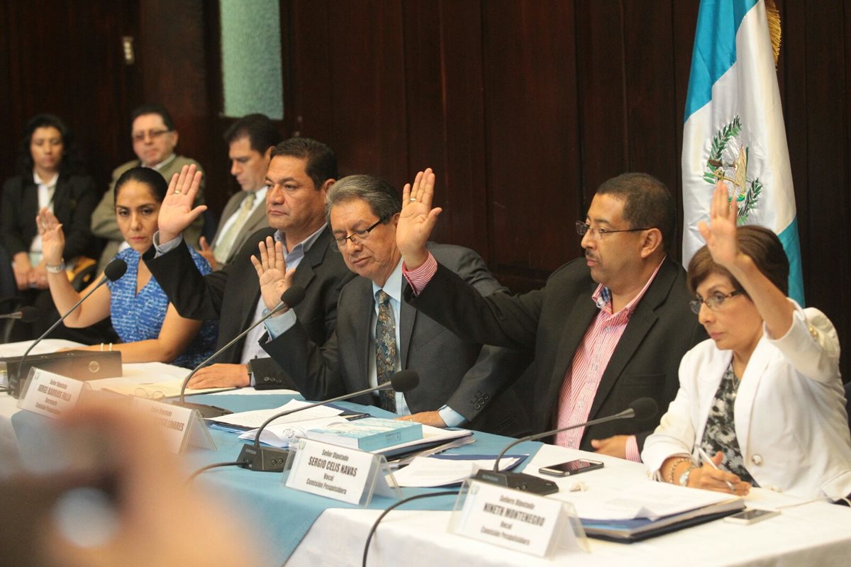 Diputados alzan la mano para ratificar lo definido en el informe.  (Foto Prensa Libre: Alvaro Interiano)