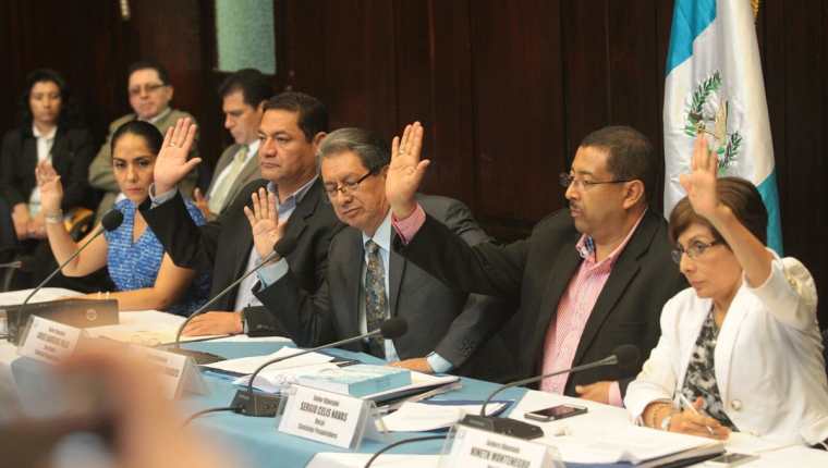 Diputados alzan la mano para ratificar lo definido en el informe.  (Foto Prensa Libre: Alvaro Interiano)