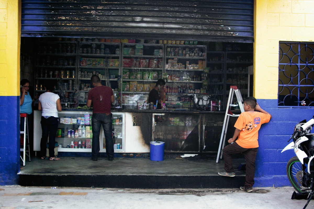 El intento de incendiar el negocio dejó daños en el frente de la farmacia. (Foto Prensa Libre: Carlos Grave)