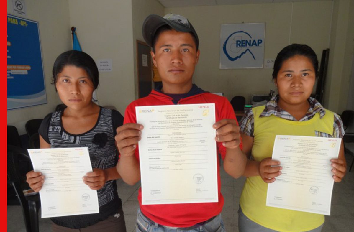 Integrantes de la familia González Bautista, de El Progreso, Jutiapa, obtienen sus documentos de identificación. (Fotos Prensa Libre: Cortesía Renap)