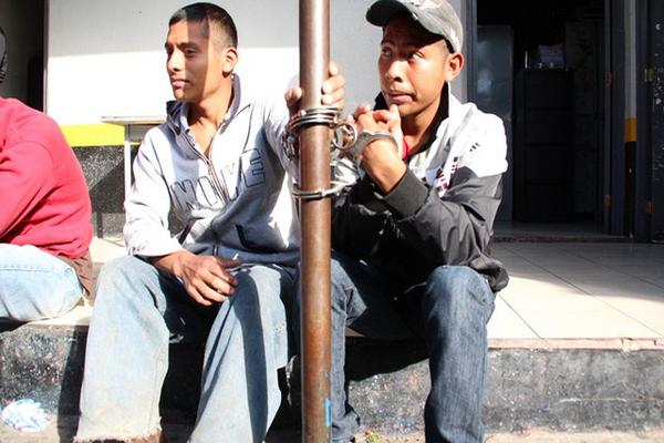 Los dos hermanos sindicados de violación permanecen en el centro preventivo para hombres de Huehuetenango. (Foto Prensa Libre: Mike Castillo) <br _mce_bogus="1"/>
