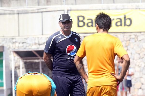 Paolo Suárez recibe algunas indicaciones de Iván Sopegno. (Foto Prensa Libre: Eddy Recinos)