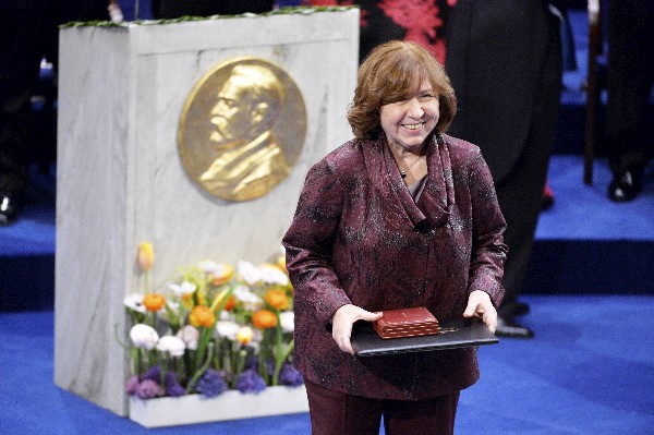 Svetlana Alexievich en el momento de la entrega del Premio Nobel de Literatura. (Foto Prensa Libre: AP)