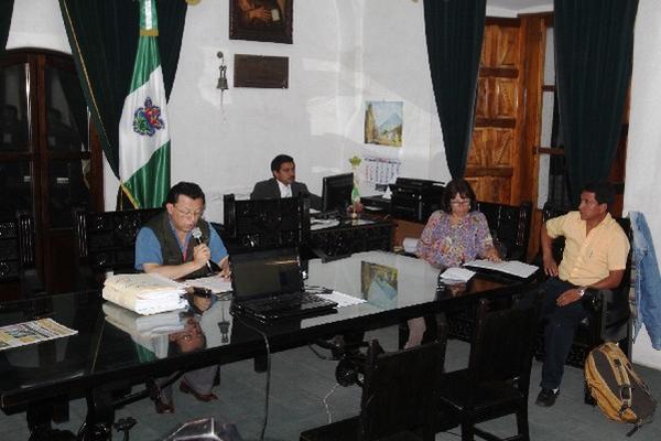 El alcalde Édgar Ruiz y Patricia Diéguez y Mario René Pérez, concejales tercera y cuarto, en reunión con abogado para levantar acta notarial sobre ausencia de funcionarios.