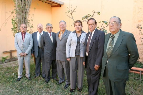 Hernán Sandoval Morales, Fidel Echeverría Méndez, José Luis Hernández Monroy, Raúl Meoño Rodríguez, Lucía Dubón López, José Luis López Quiroa y Guillermo Vitelio Castillo, miembros del nuevo Consejo Directivo del IPSP. (Foto Prensa Libre: Carlos Sebastían)