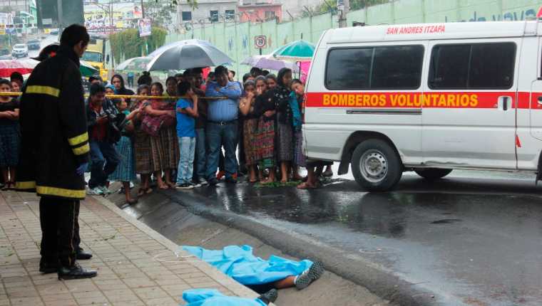 Vecinos observan cadáveres de pareja, en la cabecera de Chimaltenango. (Foto Prensa Libre: Víctor Chamalé)