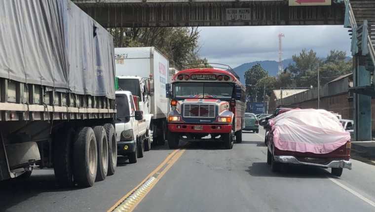 Pilotos de buses extraurbanos hacen doble fila en su intento por apresurar el paso por Chimaltenango, pero eso solo agrava el congestionamiento. (Foto Prensa Libre: Cortesía Johny Cáceres)