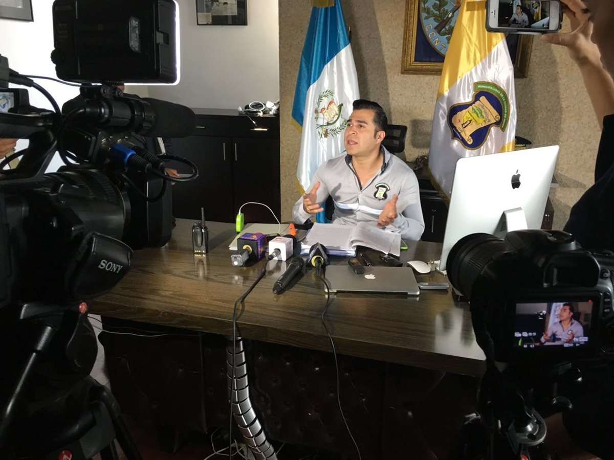 El alcalde de Mixco, Neto Bran, explica que la impresión de libros de Otto Pérez Leal fue por Q100 mil. (Foto Prensa Libre: cortesía)