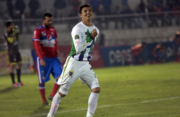 Alejandro Matías Díaz celebra su primer gol, ante el desconsuelo de los futbolistas quetzaltecos (Foto Prensa Libre: Carlos Ventura)