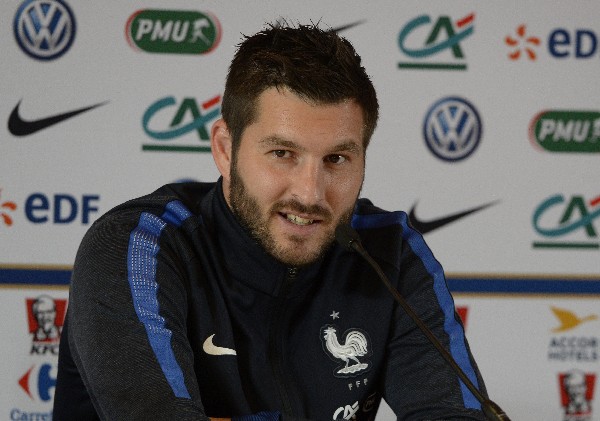 El francés André-Pierre Gignac dijo que se sentiría orgulloso de nacionalizarse. (Foto Prensa Libre: EFE)