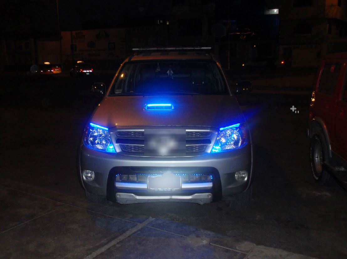 Según la ley de tránsito solo se puede multar por "deslumbramiento" a otros conductores.(Foto Prensa Libre: Paulo Raquec)