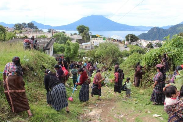 Participan vecinas de las  comunidades San  Jorge  La  Laguna, San  Isidro,  Monte  Mercedes,  El  Calvario,  San  Antonio  y  San  Bartolo. (Foto Prensa Libre: Édgar René Sáenz)