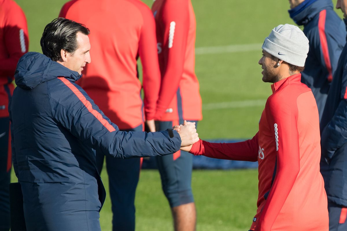 Unai Emery y Neymar durante el entrenamiento de este jueves. La relación entre ambos es una de las más seguidas por los medios franceses. (Foto Prensa Libre: AFP)