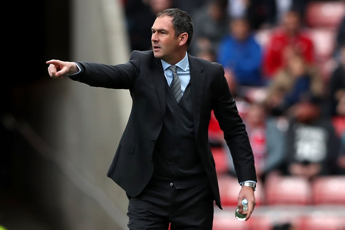 Paul Clement, entrenador del Swansea City, ha confirmado este jueves que el exfutbolista francés Claude Makelele continuará como ayudante en el club galés. (Foto Prensa Libre: AFP)