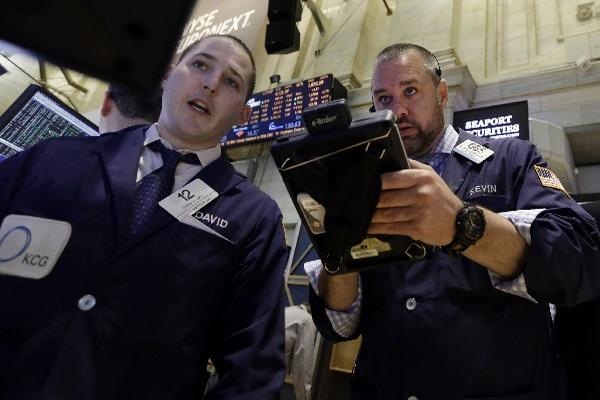 El especialista David Vail, izquierda, y el comerciante Kevin Lodewick trabajan en la Bolsa de Valores de Nueva York. (Foto Prensa Libre: AP)