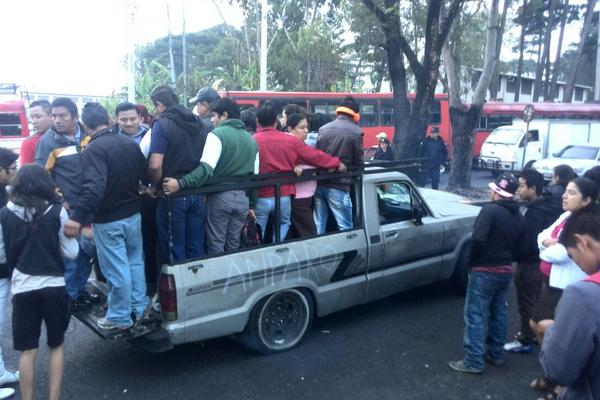 Un picop viaja con al menos unas 30 personas que se dirigen a la zona 1 de la capital. (Foto Prensa Libre: Érick Ávila)