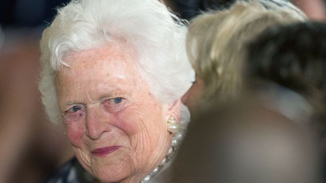 Barbara Bush fue la única mujer estadounidense que vio a su esposo e hijo ocupar la silla presidencial de la Casa Blanca. AFP