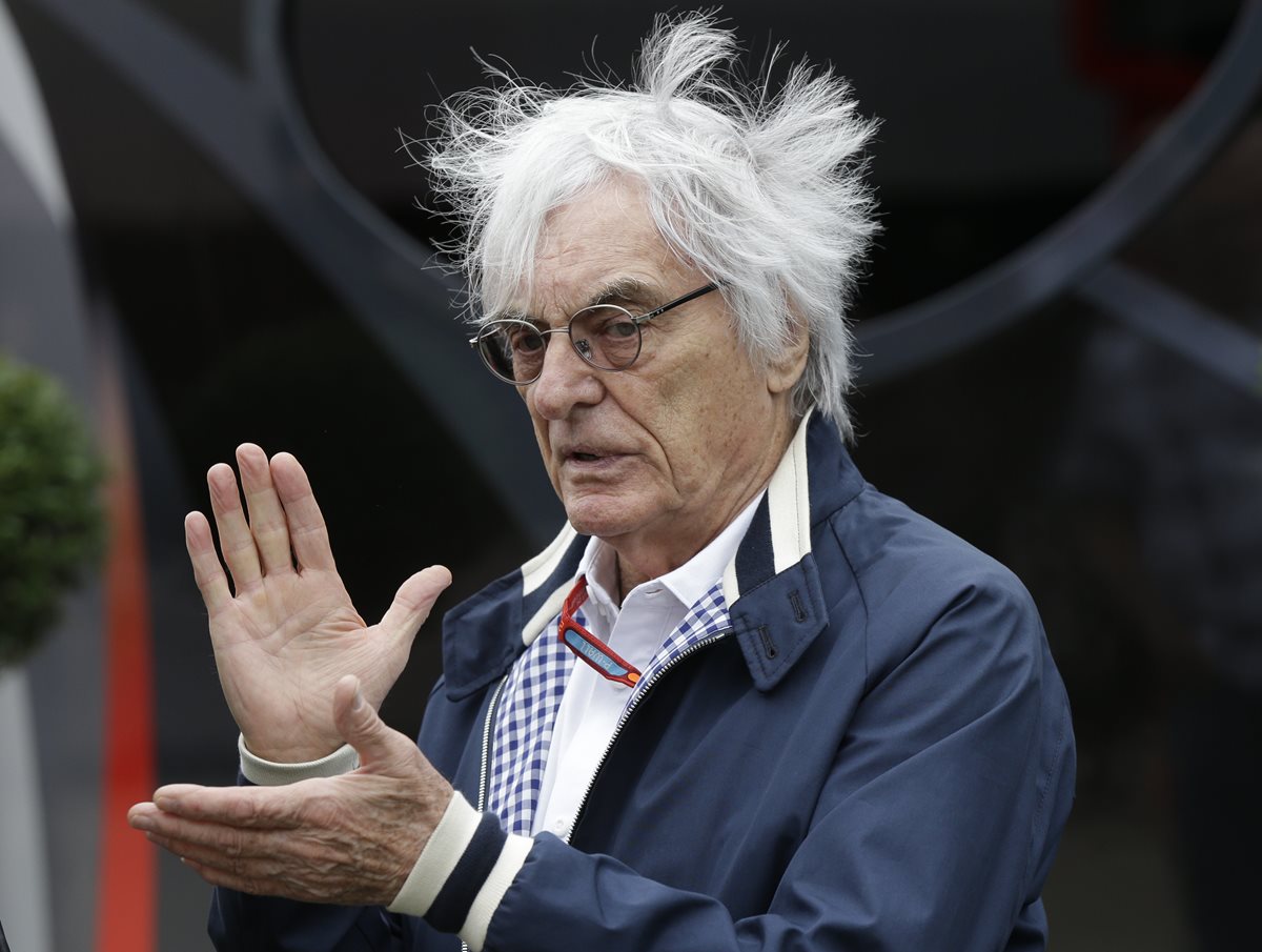 Bernie Ecclestone tuvo que renunciar a su cargo al mando de la F1. (Foto Prensa Libre: AP)