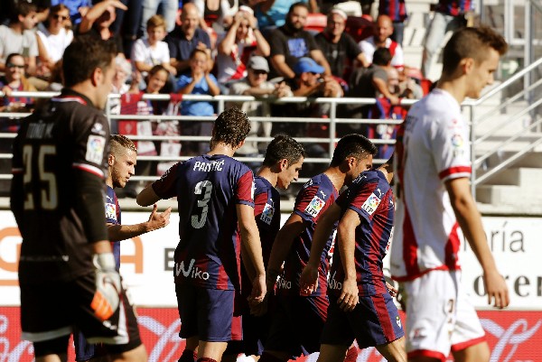 Los jugadores del Eibar festejan ante el Rayo. (Foto Prensa Libre: EFE)
