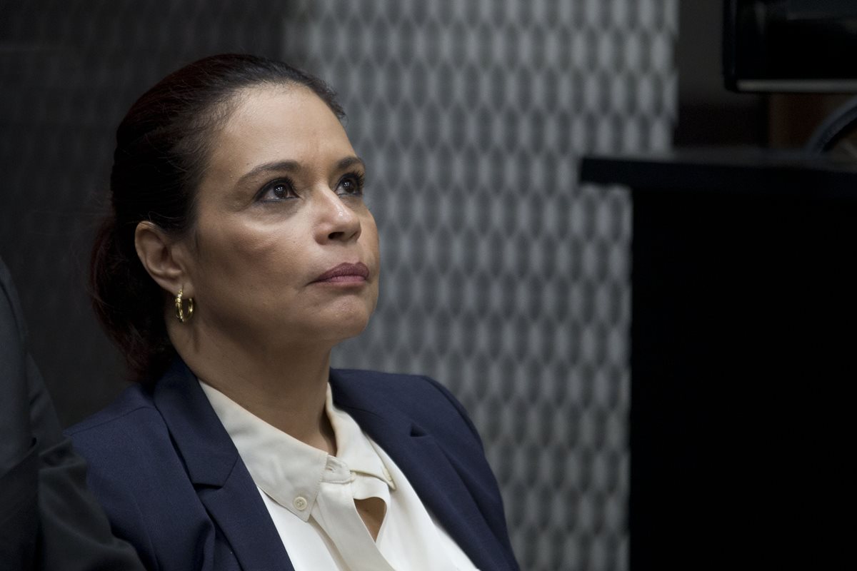 Roxana Baldetti debe solventar su situación legal en el país antes de pensarse en la extradición, dicen expertos. (Foto Prensa Libre: AP)
