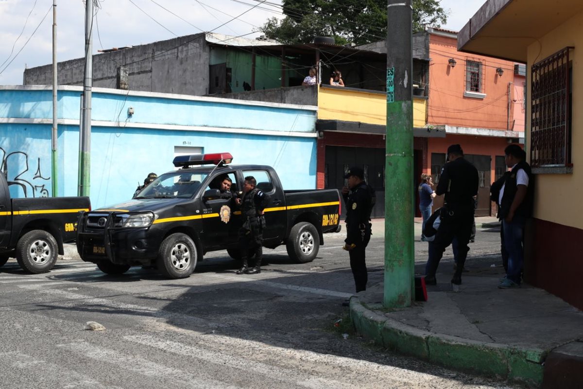 Agentes de la Policía Nacional Civil (PNC) resguardan puntos de la zona 1 y zona 6 donde fueron hallados restos humanos. (Foto Prensa Libre: Paulo Raquec)