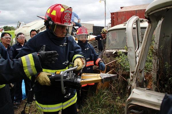 Socorrista corta la puerta de un vehículo con herramienta hidráulica que fue donada a la estación de la ciudad de Huehuetenango. (Foto Prensa Libre: Mike Castillo)  <br _mce_bogus="1"/>