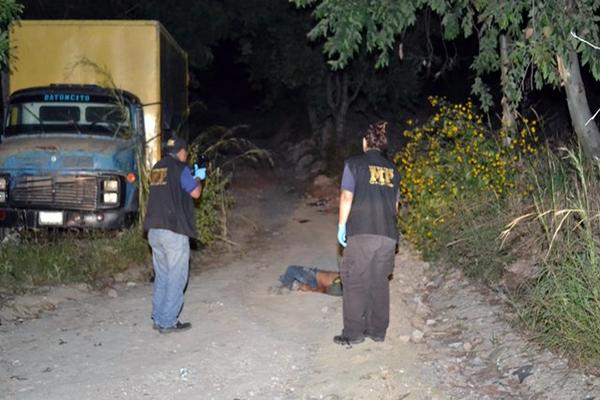 Agentes del MP buscan evidencias del crimen. (Foto Prensa Libre: Hugo Oliva)<br _mce_bogus="1"/>