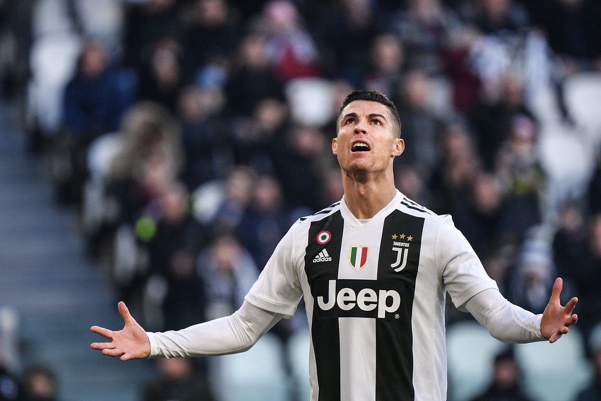 El portugués Cristiano Ronaldo festeja después de haber anotado un gol para la Juventus, en el duelo contra Sampdoria. (Foto Prensa Libre: AFP).