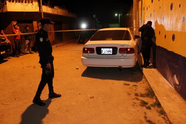 El vehículo en el que se conducía e Díaz Cabrera se empotró contra un poste. (Foto Prensa Libre: Óscar Figueroa)