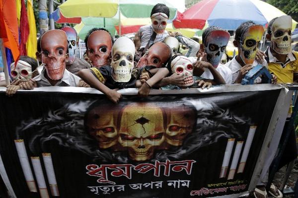 Los niños participan durante una campaña de sensibilización en el Día Mundial Sin Tabaco en Calcuta, India. (Foto Prensa Libre/AP)<strong></strong>