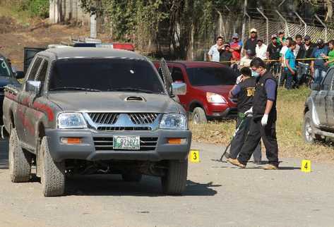 Dentro de este picop yace el cadáver de José Mauricio González Rosales, quien fue acribillado a balazos, en San Miguel Petapa, por hombres a bordo de una moto.