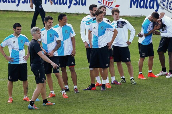 Los jugadores del Sevilla se entrenaron está mañana en la ciudad deportiva previo al partido de ida de cuartos de final de la Liga Europa ante el Zenit de San Petersburgo. (Foto Prensa Libre: EFE).