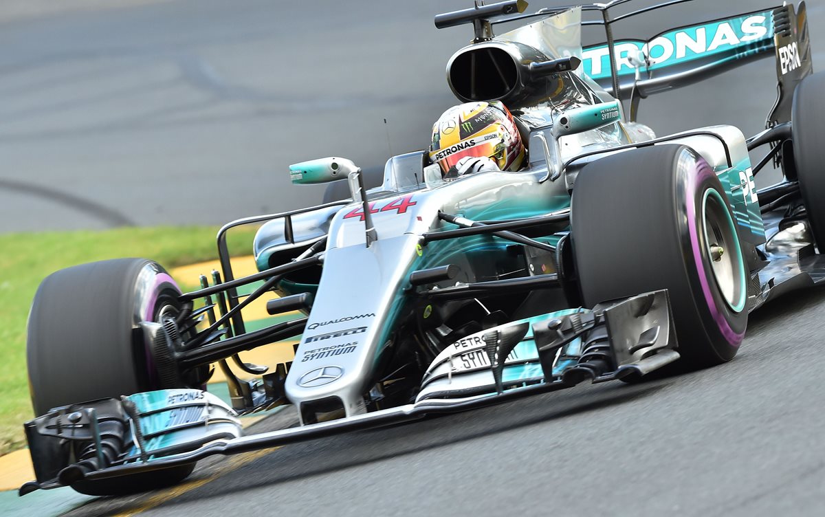 Hamilton fue el más rápido en la lucha por la pole y apunta al título en Australia. (Foto Prensa Libre: AFP)