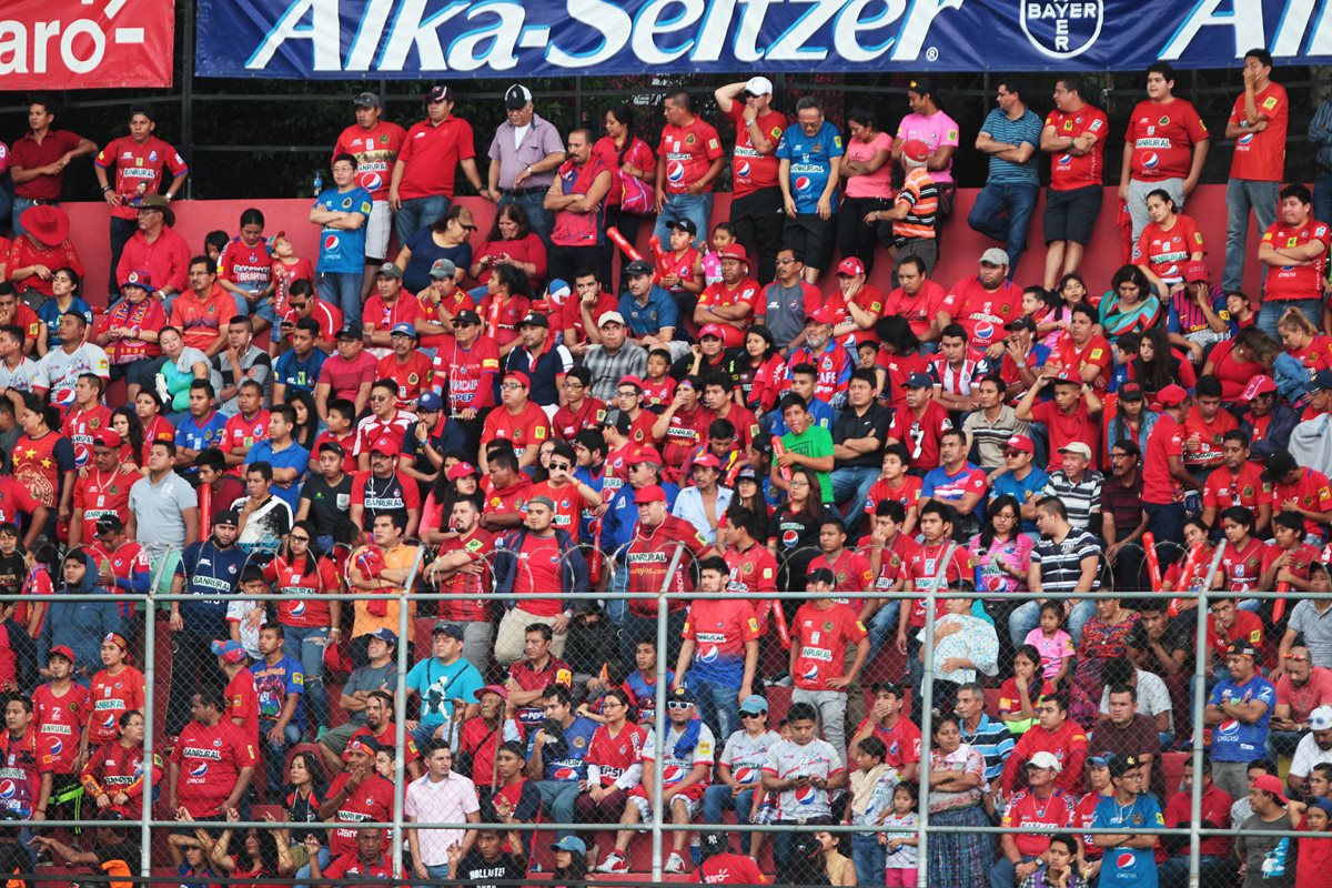 Los seguidores escarlatas apoyaron a su equipo en el debut del Apertura 2017. (Foto Prensa Libre: Norvin Mendoza)