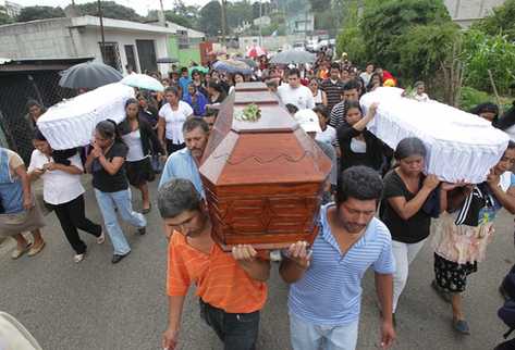 Inhuman a madre e hijas muertas en El Pajón, quienes fueron desmebradas. (Foto Prensa Libre: Esbin García)