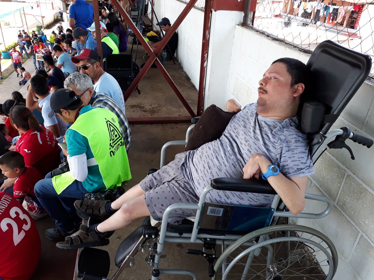 Romeo Alexander no se pierde la oportunidad de ver jugar a Comunicaciones cada vez que llega a Malacatán. (Foto Prensa Libre: Norvin Mendoza)