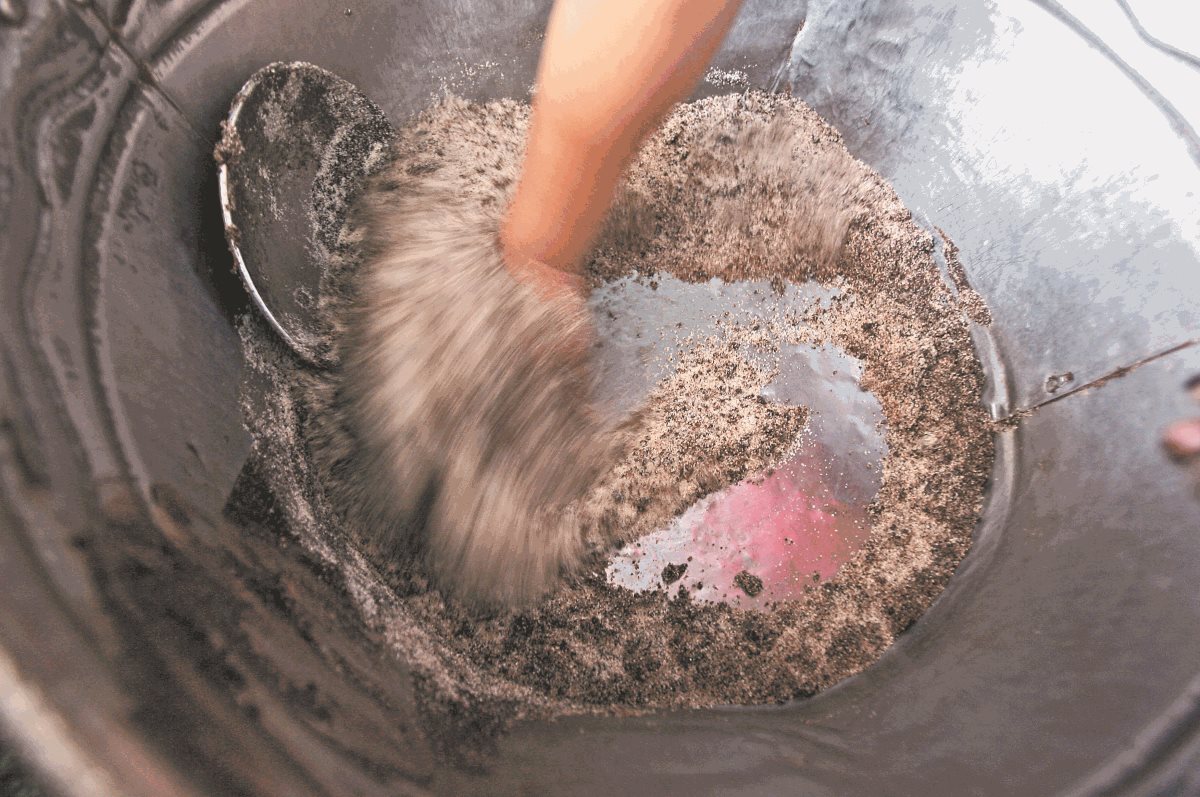 Se muele dos veces más la mezcla hasta obtener la masa para hacer las tabletas. (Foto: Hemeroteca PL)