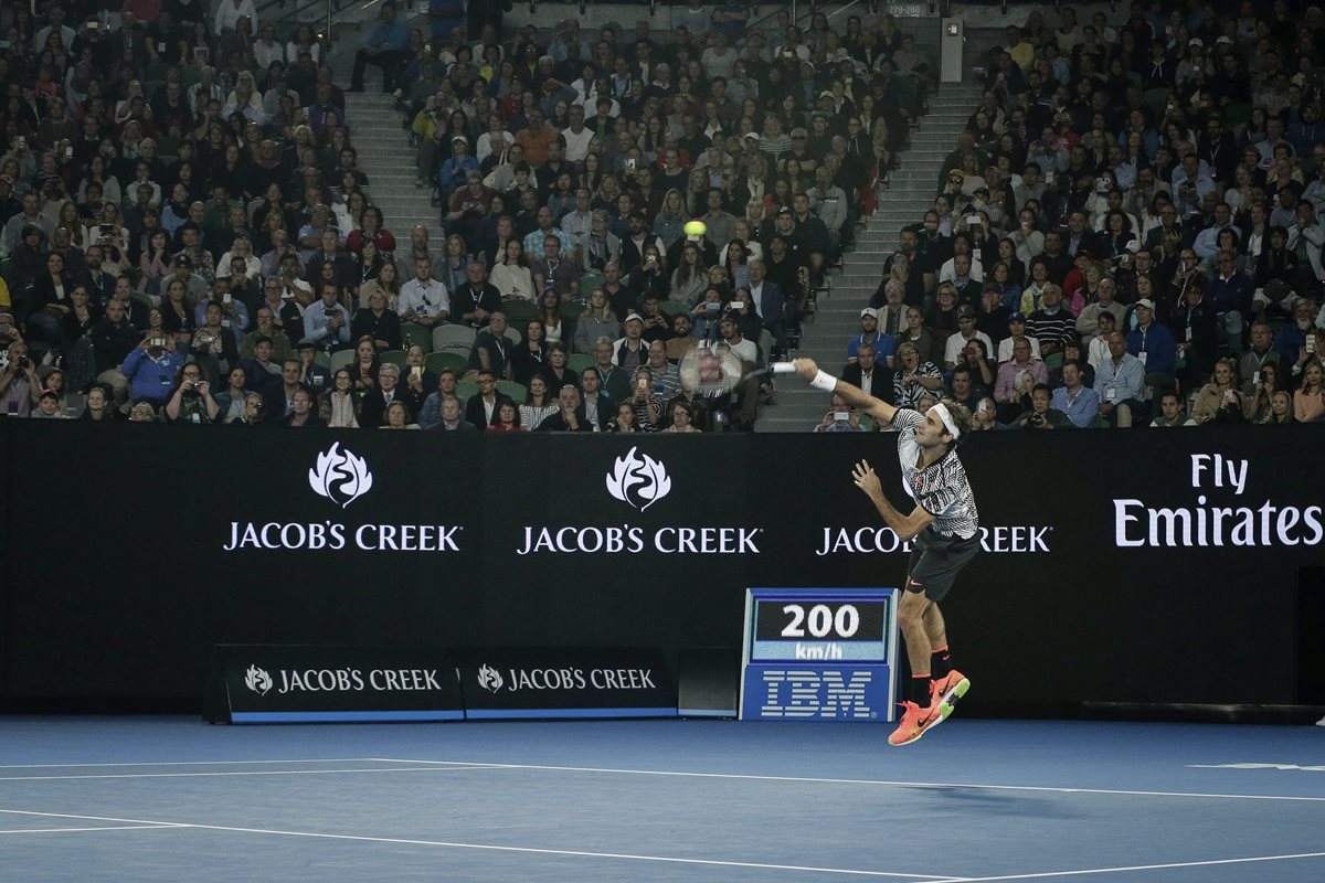 El suizo Roger Federer devuelve el servicio en el juego contra Berdych en el juego donde logró el pase a la cuarta ronda. (Foto Prensa Libre: EFE)