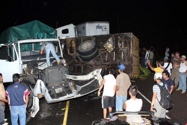 Los tres vehículos pesados bloquean totalmente la ruta de la Costa Sur. (Foto Prensa Libre: Rolando Miranda)<br _mce_bogus="1"/>