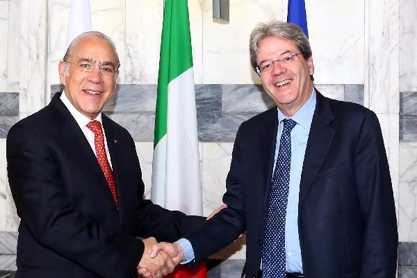  El ministro de Asuntos Exteriores de Italia, Paolo Gentiloni (derecha), saluda al secretario general Organización para la Cooperación y el Desarrollo Económico (OCDE), Ángel Gurría, durante la reunión efectuada hoy  en Roma. (Foto Prensa Libre: EFE)