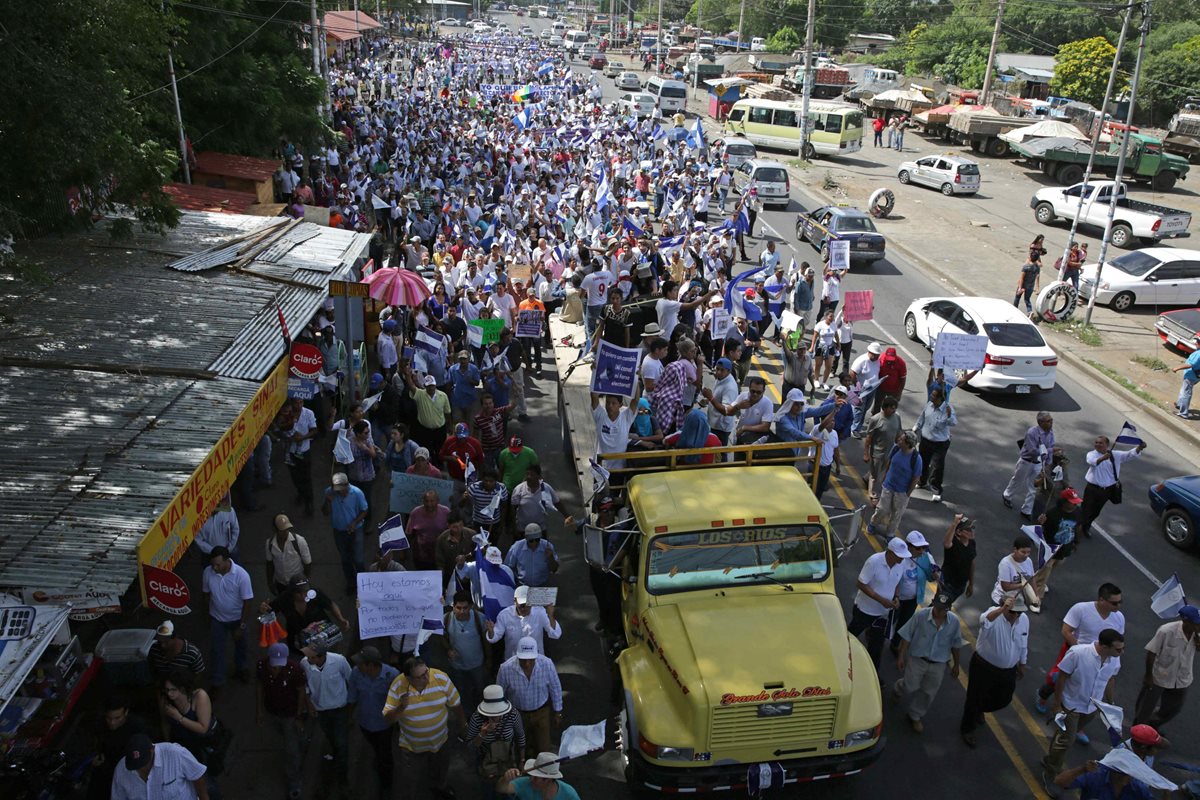 Manifestantes marchan en Managua, Nicaragua, contra lo que llaman "farsa electoral" del presidente Ortega. (Foto Prensa Libre: EFE).
