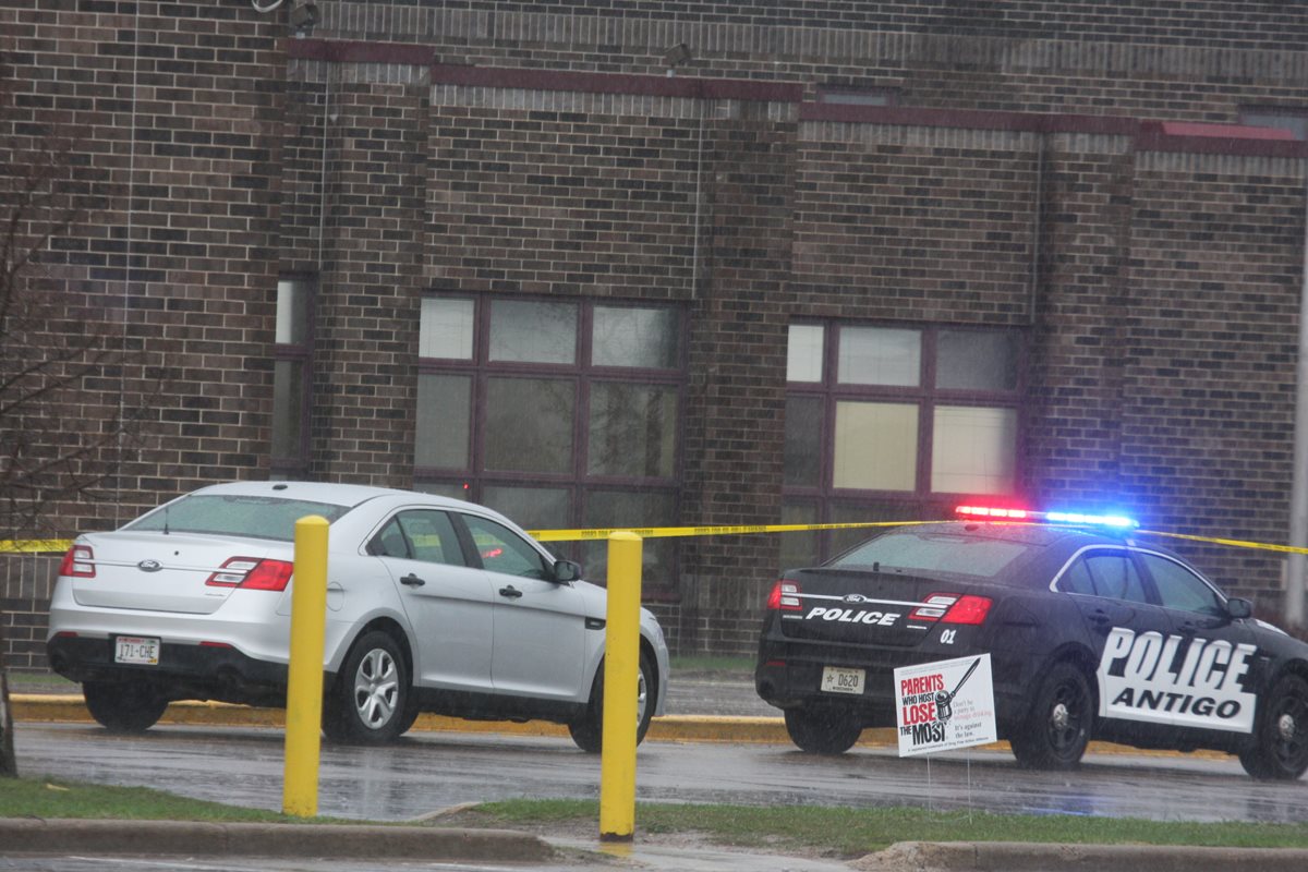 Balacera causa un muerto y dos heridos en liceo de Wisconsin