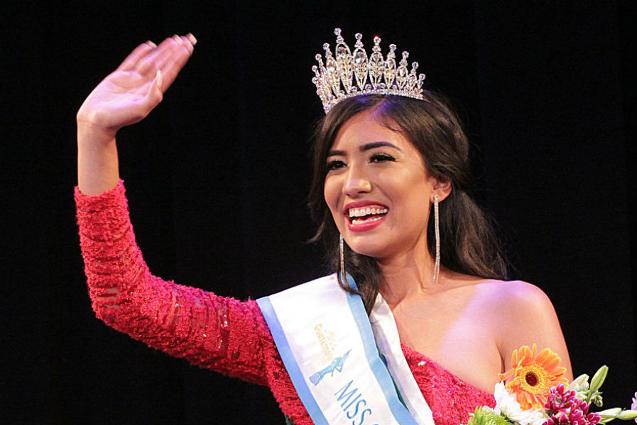Daniela de León saluda al público por primera vez como Miss Guatemala USA 2017-2018. (Foto Prensa Libre: Mynor Gámez)