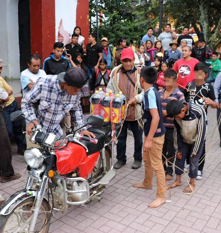 Los menores capturados empujaron una motocicleta con las bebidas que aparentemente habían robado. (Foto Prensa Libre: Héctor Cordero)
