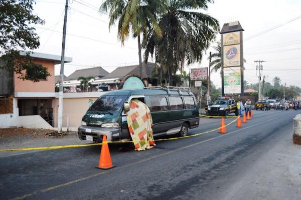 Policía Nacional Civil acordona escena del crimen donde un piloto de microbús fue atacado a balazos. (Foto Prensa Libre: Carlos Enrique Paredes)<br _mce_bogus="1"/>