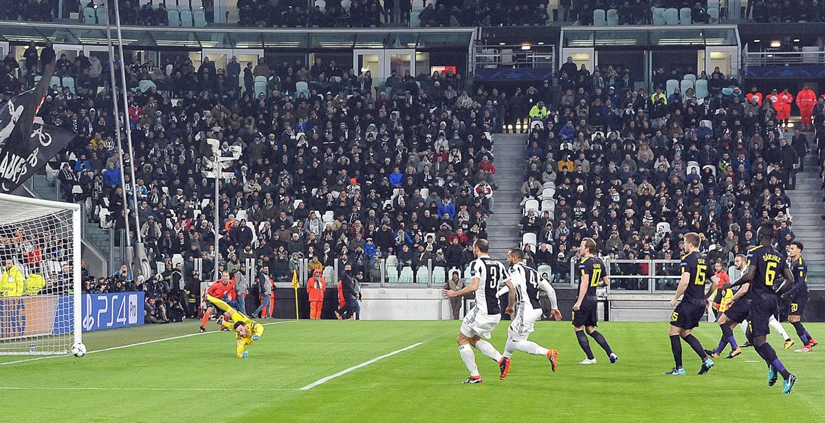 La pelota supera al portero en el disparo de Higuaín que significó el 1-0.