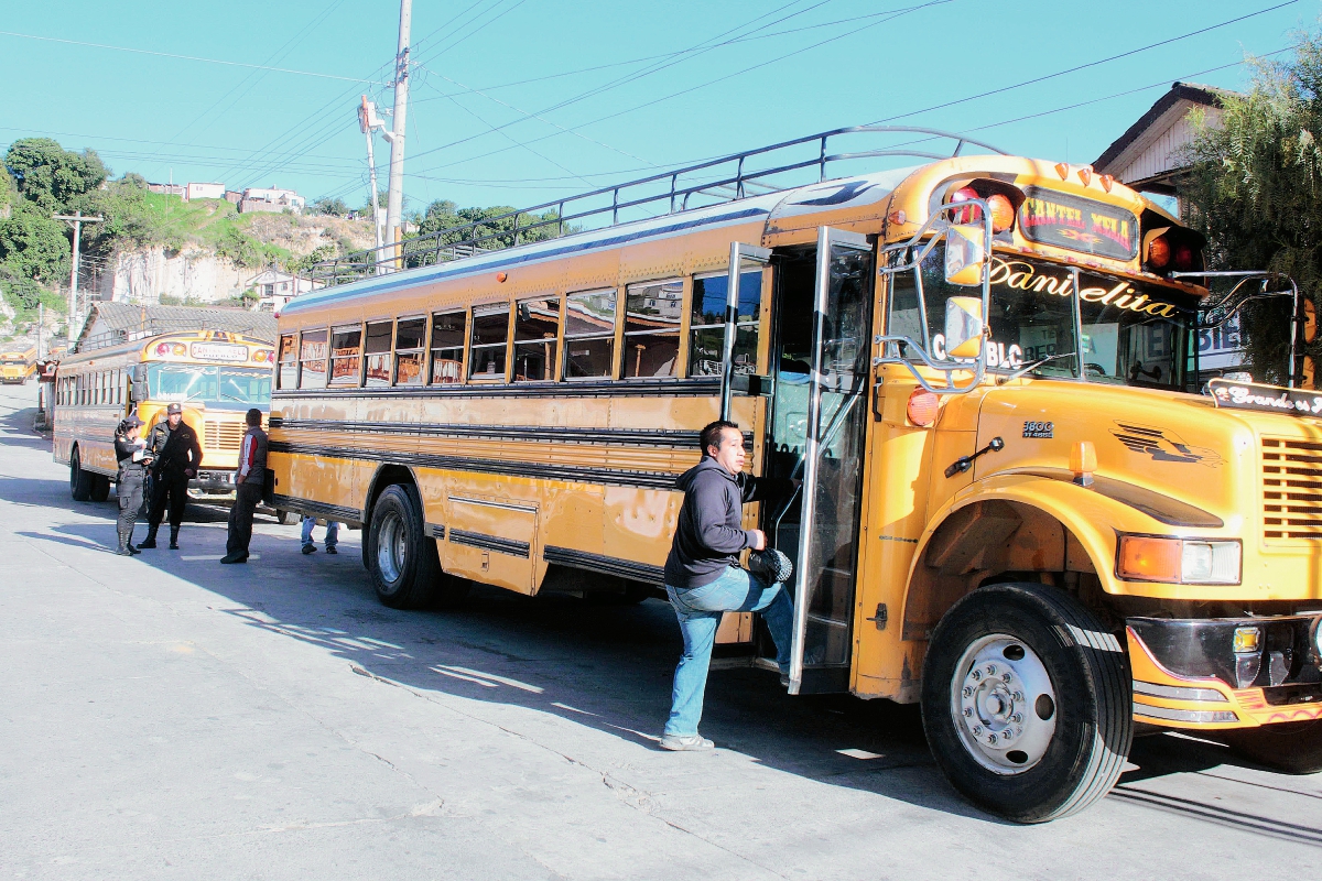 En el  extremo de autobuses que cubren la ruta de Cantel a la cabecera de Quetzaltenango, hay agentes de la PNC. (Foto Prensa Libre: Carlos Ventura)