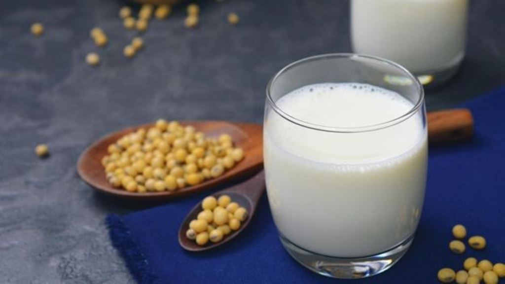 En un experimento las personas que tomaron leche de soya reportaron la misma sensación "espesa" en la garganta que las que tomaron leche común y corriente. (ISTOCK)